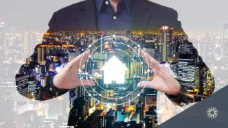 Ilustración IA industrial: manos sobre ciudad nocturna, casa digital. IA transforma sector inmobiliario con innovación y tecnología punta.