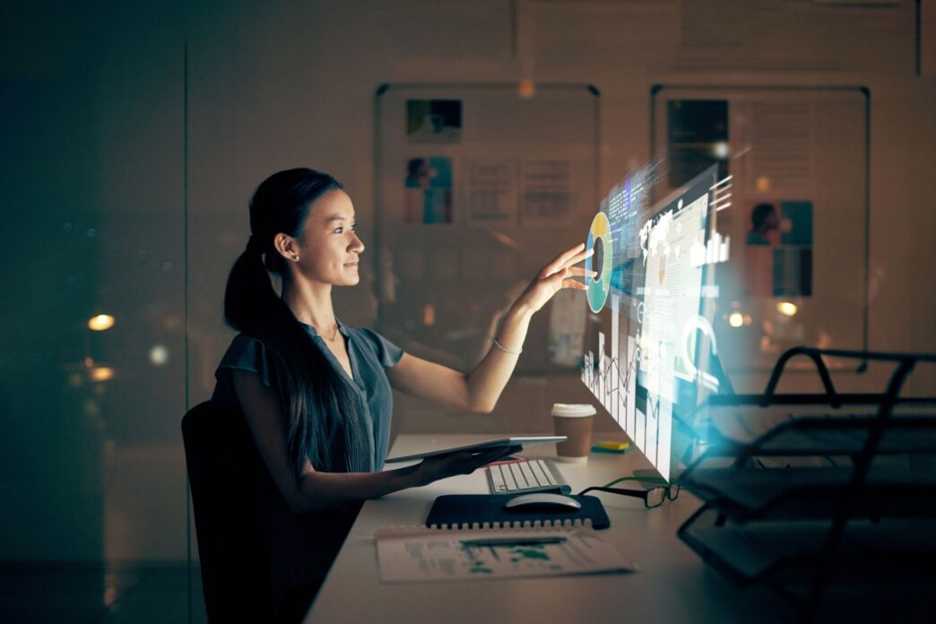 Headshot.

Mujer interactúa con datos digitales. Tecnología innovadora en análisis. Ideal para Inmobiliare Summits, conferencia de real estate en LATAM.