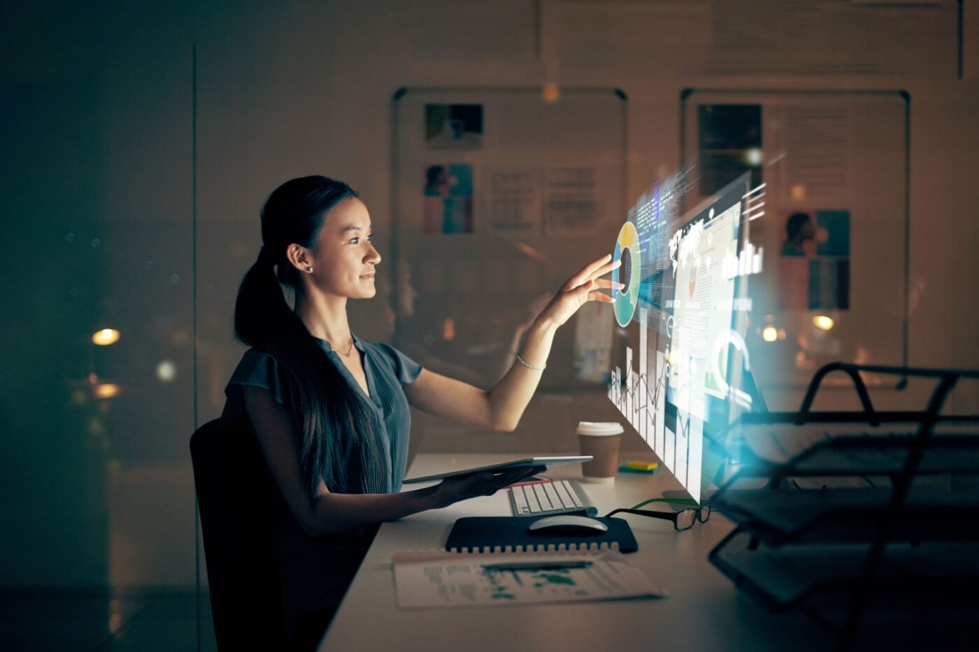 Headshot.

Mujer interactúa con datos digitales. Tecnología innovadora en análisis. Ideal para Inmobiliare Summits, conferencia de real estate en LATAM.