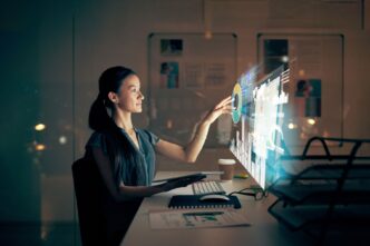 Headshot.

Mujer interactúa con datos digitales. Tecnología innovadora en análisis. Ideal para Inmobiliare Summits, conferencia de real estate en LATAM.