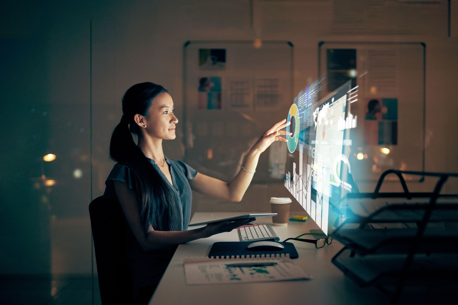 Headshot.

Mujer interactúa con datos digitales. Tecnología innovadora en análisis. Ideal para Inmobiliare Summits, conferencia de real estate en LATAM.