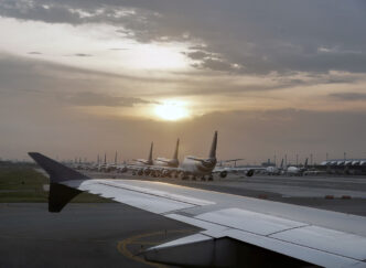 venue/architecture
Amanecer en aeropuerto de LATAM, aviones en pista. Impacto del sector turismo en el real estate. Inmobiliare Summits.