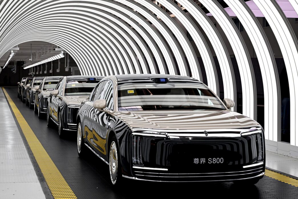 Fila de vehículos S800, lujo urbano en China. Transformación de la movilidad conectada con diseño elegante y tecnología avanzada en su fabricación.