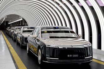 Fila de vehículos S800, lujo urbano en China. Transformación de la movilidad conectada con diseño elegante y tecnología avanzada en su fabricación.