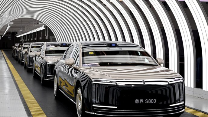 Fila de vehículos S800, lujo urbano en China. Transformación de la movilidad conectada con diseño elegante y tecnología avanzada en su fabricación.