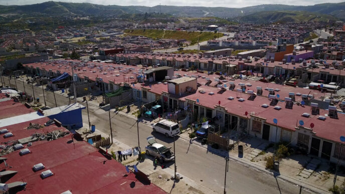 Vista aérea de viviendas en México. Refleja la oportunidad de adquirir una vivienda propia en un entorno urbano en desarrollo. Parte 1 de la serie.