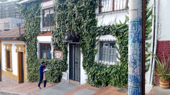 Venue/architecture.

Fachada de Smoking Molly en Bogotá, Colombia. Arquitectura urbana con vegetación. Inmobiliare Summits destaca el diseño de la ciudad.