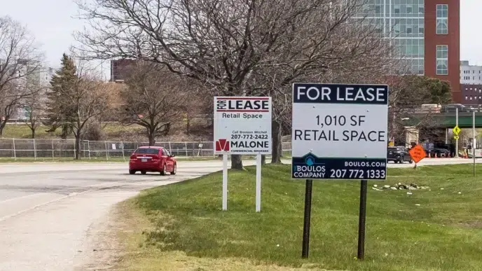 venue/architecture

Señalización de espacio comercial en renta, con anuncios de Malone y Boulus Company. Espacio para retail en ciudad.