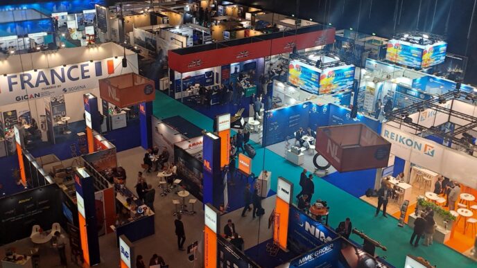 Vista aérea de Europort, mostrando la Ruta Circular e Innovación en Materiales Verdes. Stands de Francia, Países Bajos y empresas expositoras.