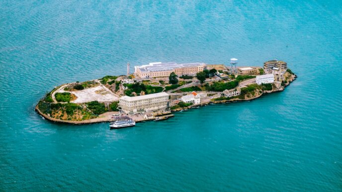 city/destination
Vista aérea de Alcatraz, un destino icónico en la ciudad de San Francisco. Un lugar histórico para visitar en tu próximo evento Inmobiliare Summits.