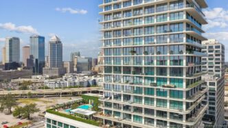 Venue/architecture.

Vista de rascacielos y residencias de lujo en Florida, sede de Inmobiliare Summits. Impulso del sector real estate en LATAM.