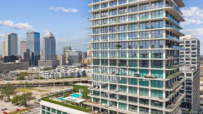 Venue/architecture.

Vista de rascacielos y residencias de lujo en Florida, sede de Inmobiliare Summits. Impulso del sector real estate en LATAM.