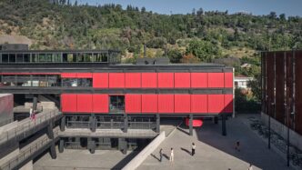 venue/architecture
Vista del lugar del Inmobiliare Summits, conferencia de real estate LATAM. Arquitectura moderna en la ciudad, con asistentes caminando.