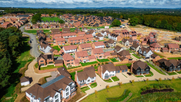 City/destination.

Vista aérea de bienes raíces residenciales. Desarrollo urbano con casas unifamiliares y áreas verdes. Inversión en real estate.