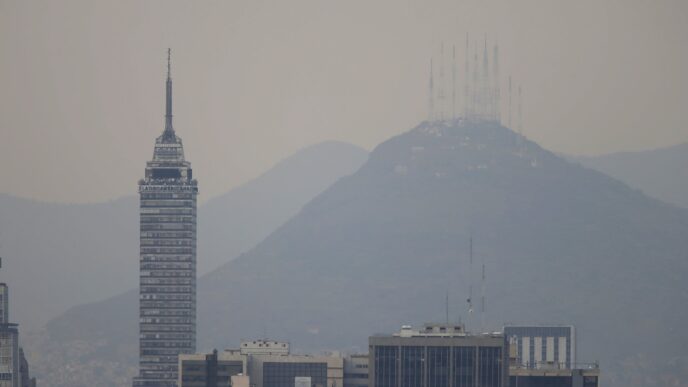 city/destination
Ciudad de México. Vista del horizonte urbano con la Torre Latinoamericana. Inmobiliare Summits explora el sector de real estate en LATAM.