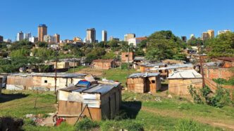 Viviendas precarias en Latinoamérica contrastan con modernos edificios. Reflejo de la falta de vivienda digna, un desafío clave según el BID.