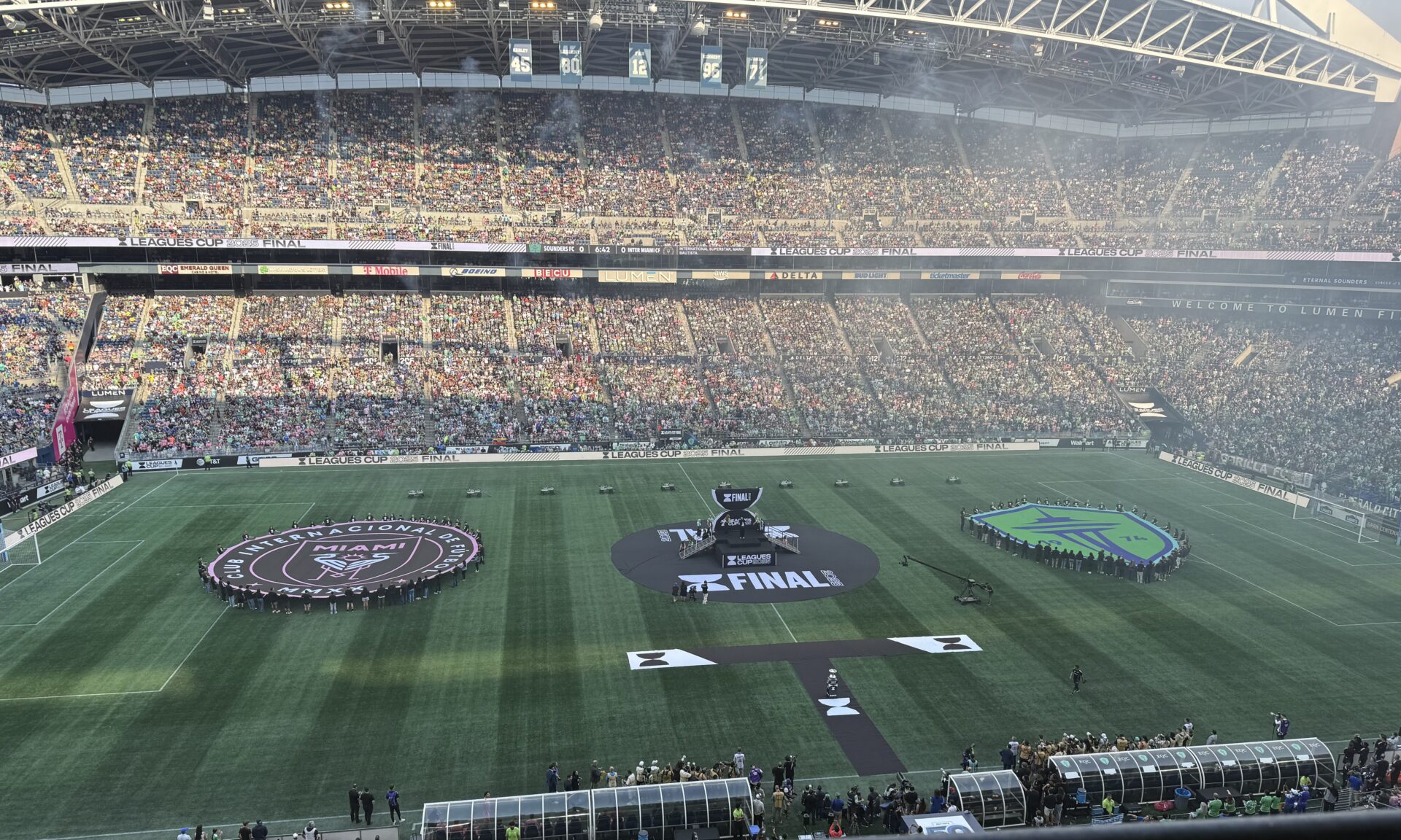 venue/architecture
Vista general del estadio Lumen Field lleno de aficionados. Fútbol en Seattle.