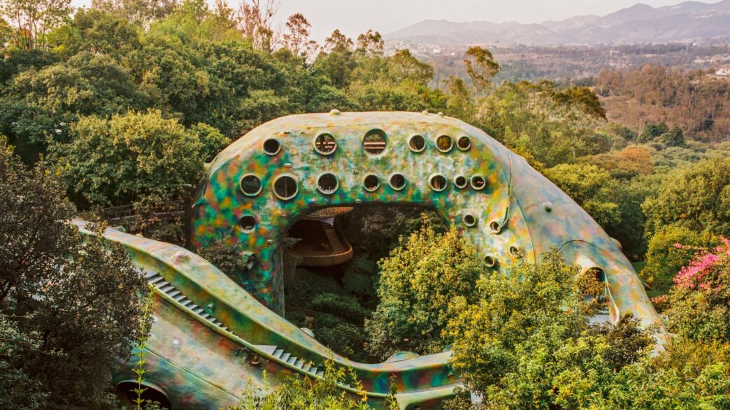 venue/architecture
Vista aérea de la biblioteca sustentable en México, un espacio único que integra lectura y ecología. Inmobiliare Summits promueve el real estate LATAM.