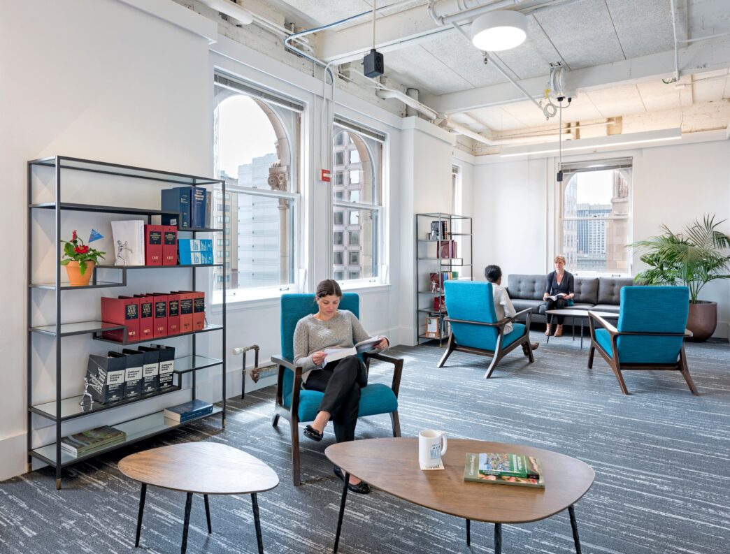 venue/architecture
Interior moderno con personas en sala de espera. Diseño de espacio para conferencias Inmobiliare Summits. Arquitectura y luz natural.