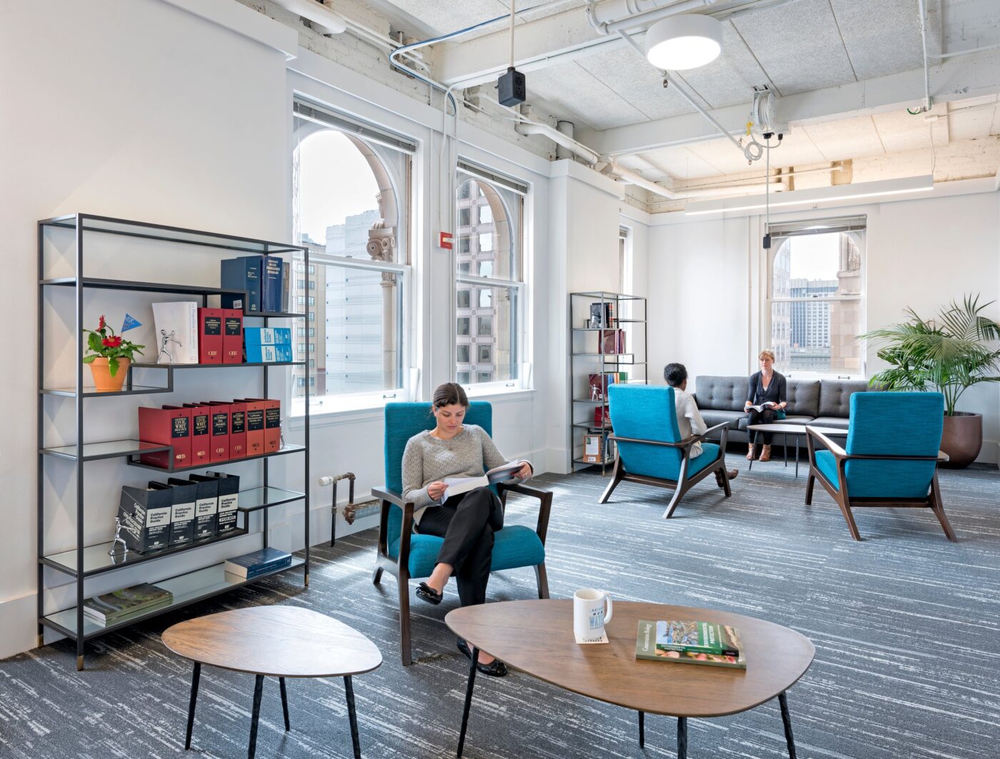 venue/architecture
Interior moderno con personas en sala de espera. Diseño de espacio para conferencias Inmobiliare Summits. Arquitectura y luz natural.