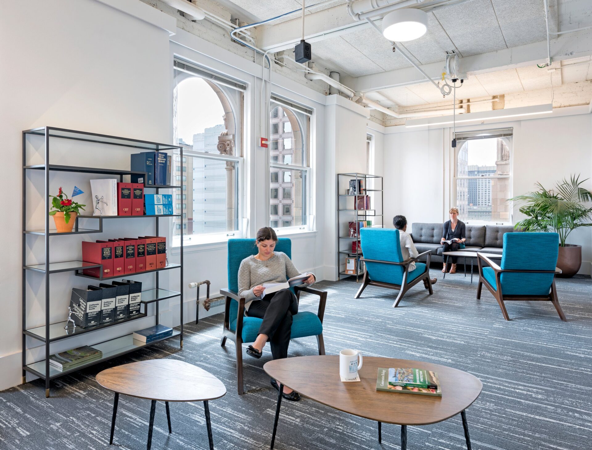 venue/architecture
Interior moderno con personas en sala de espera. Diseño de espacio para conferencias Inmobiliare Summits. Arquitectura y luz natural.