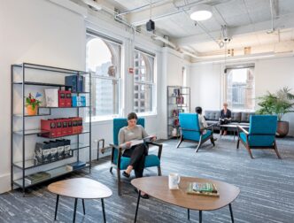 venue/architecture
Interior moderno con personas en sala de espera. Diseño de espacio para conferencias Inmobiliare Summits. Arquitectura y luz natural.