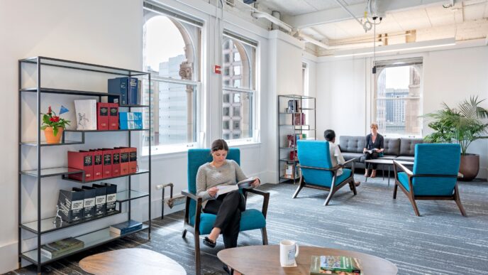 venue/architecture
Interior moderno con personas en sala de espera. Diseño de espacio para conferencias Inmobiliare Summits. Arquitectura y luz natural.