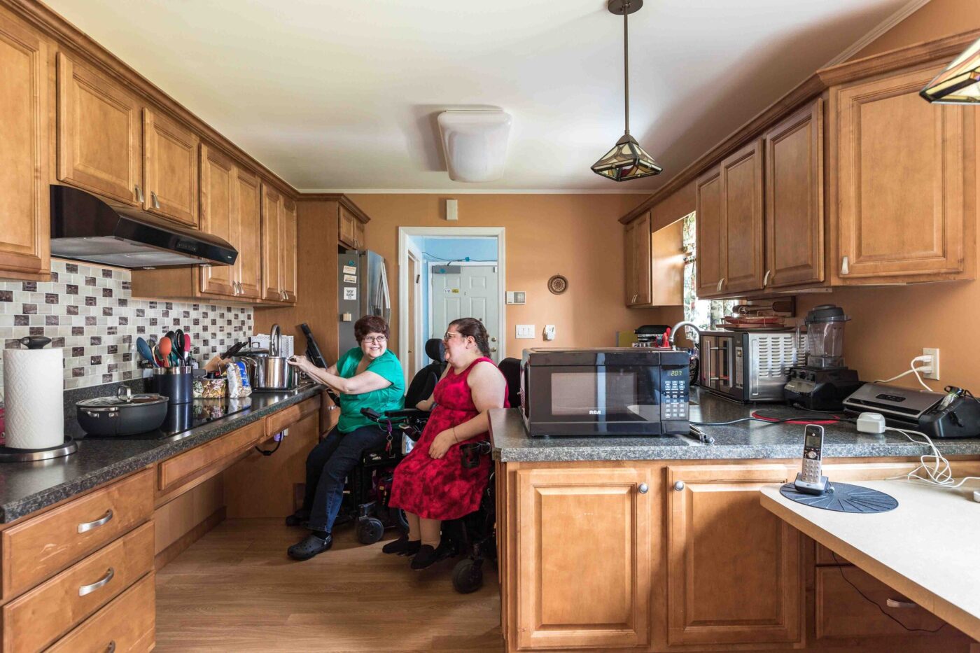 Venue/Architecture.

Cocina adaptada para personas con discapacidad. Diseño accesible con encimeras bajas y espacio para sillas de ruedas. Ley de Vivienda, propiedad.