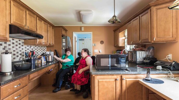 Venue/Architecture.

Cocina adaptada para personas con discapacidad. Diseño accesible con encimeras bajas y espacio para sillas de ruedas. Ley de Vivienda, propiedad.