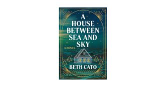 Portada del libro "A House Between Sea and Sky" de Beth Cato: novela de bienes raíces con una casa entre el mar y el cielo, ideal para leer.