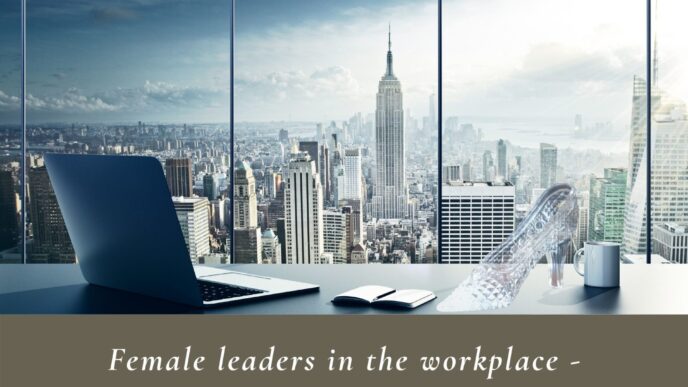 Escritorio moderno con laptop y zapatilla de cristal, simbolizando el liderazgo femenino y la aspiración a romper techos de cristal en la oficina.