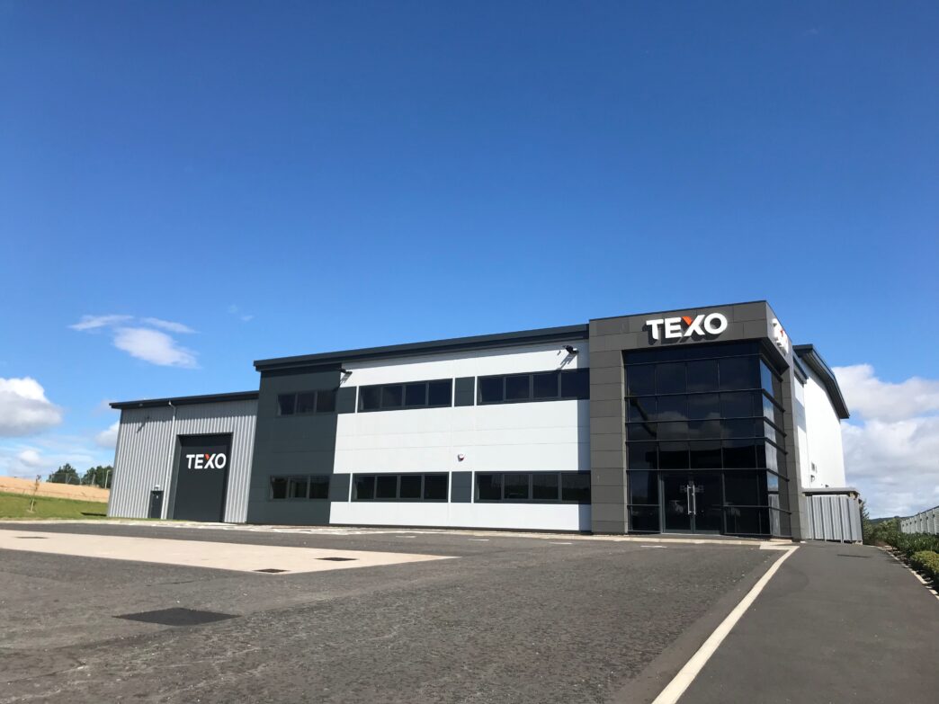 Edificio moderno de Knight Property Group con el logo de TEXO, reflejando un liderazgo reforzado e impulsando el mercado inmobiliario comercial.