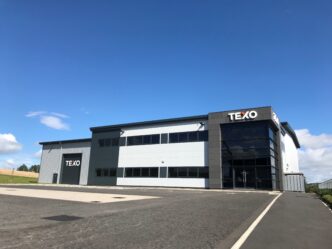 Edificio moderno de Knight Property Group con el logo de TEXO, reflejando un liderazgo reforzado e impulsando el mercado inmobiliario comercial.