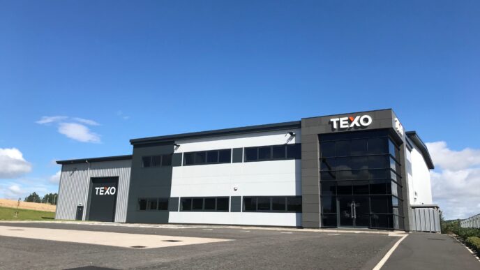 Edificio moderno de Knight Property Group con el logo de TEXO, reflejando un liderazgo reforzado e impulsando el mercado inmobiliario comercial.