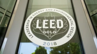 Sello LEED Gold 2018 en cristal, certificación sustentable en diseño energético y ambiental. Líderes en construcción sostenible y ecoeficiencia.