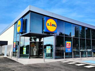 Venue/architecture

Fachada de Lidl en España. Nuevo supermercado con diseño moderno y amplios ventanales. Inmobiliare Summits analiza el sector real estate.