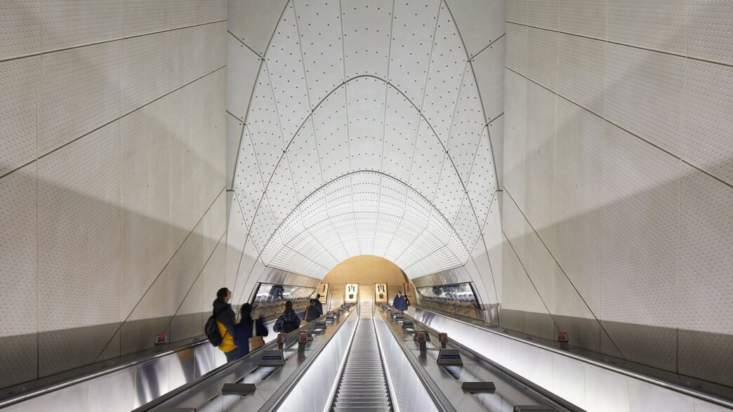 venue/architecture

Diseño arquitectónico moderno en el recinto del Inmobiliare Summits. Escaleras eléctricas con iluminación vanguardista en la ciudad.