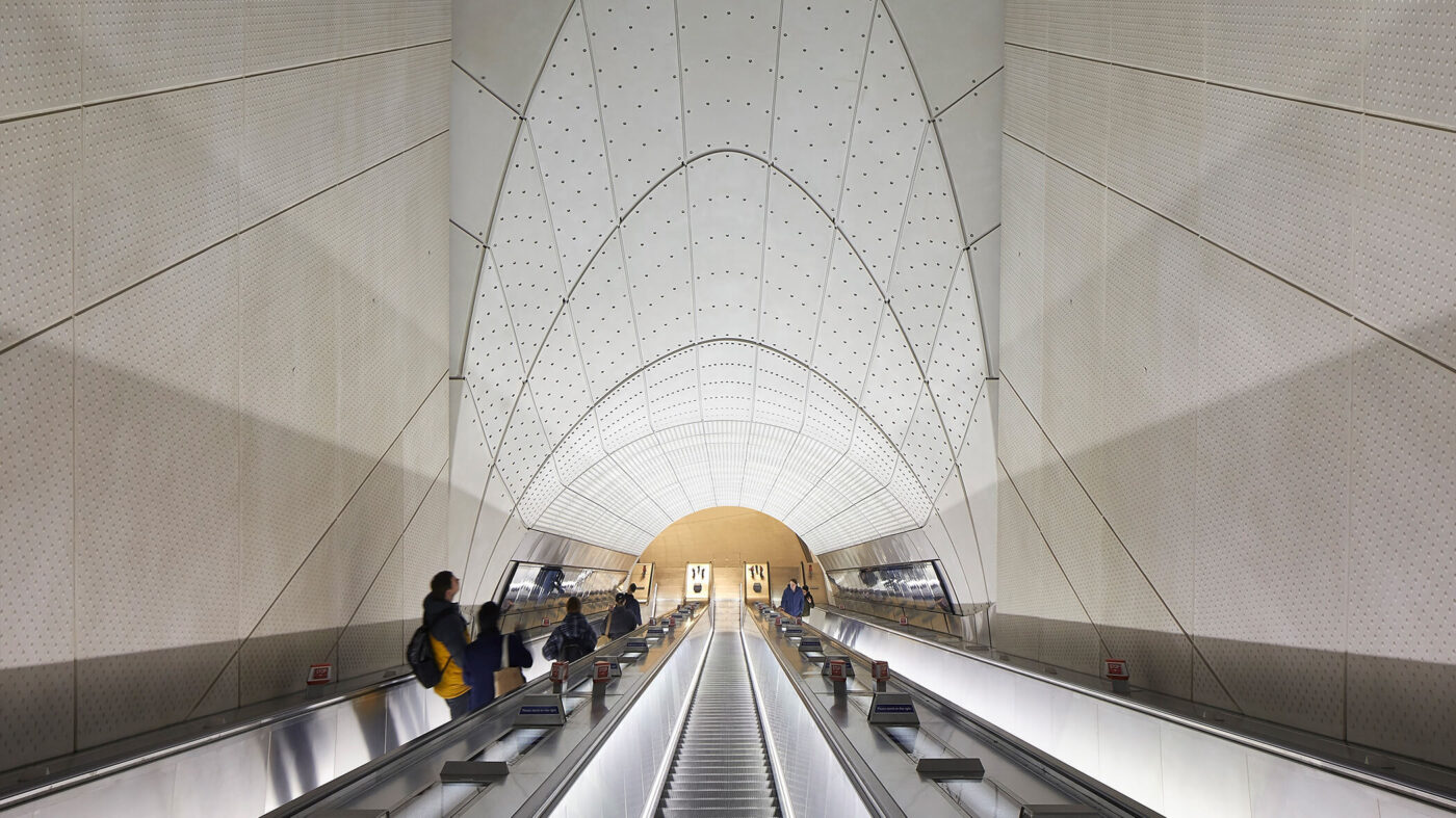 venue/architecture

Diseño arquitectónico moderno en el recinto del Inmobiliare Summits. Escaleras eléctricas con iluminación vanguardista en la ciudad.