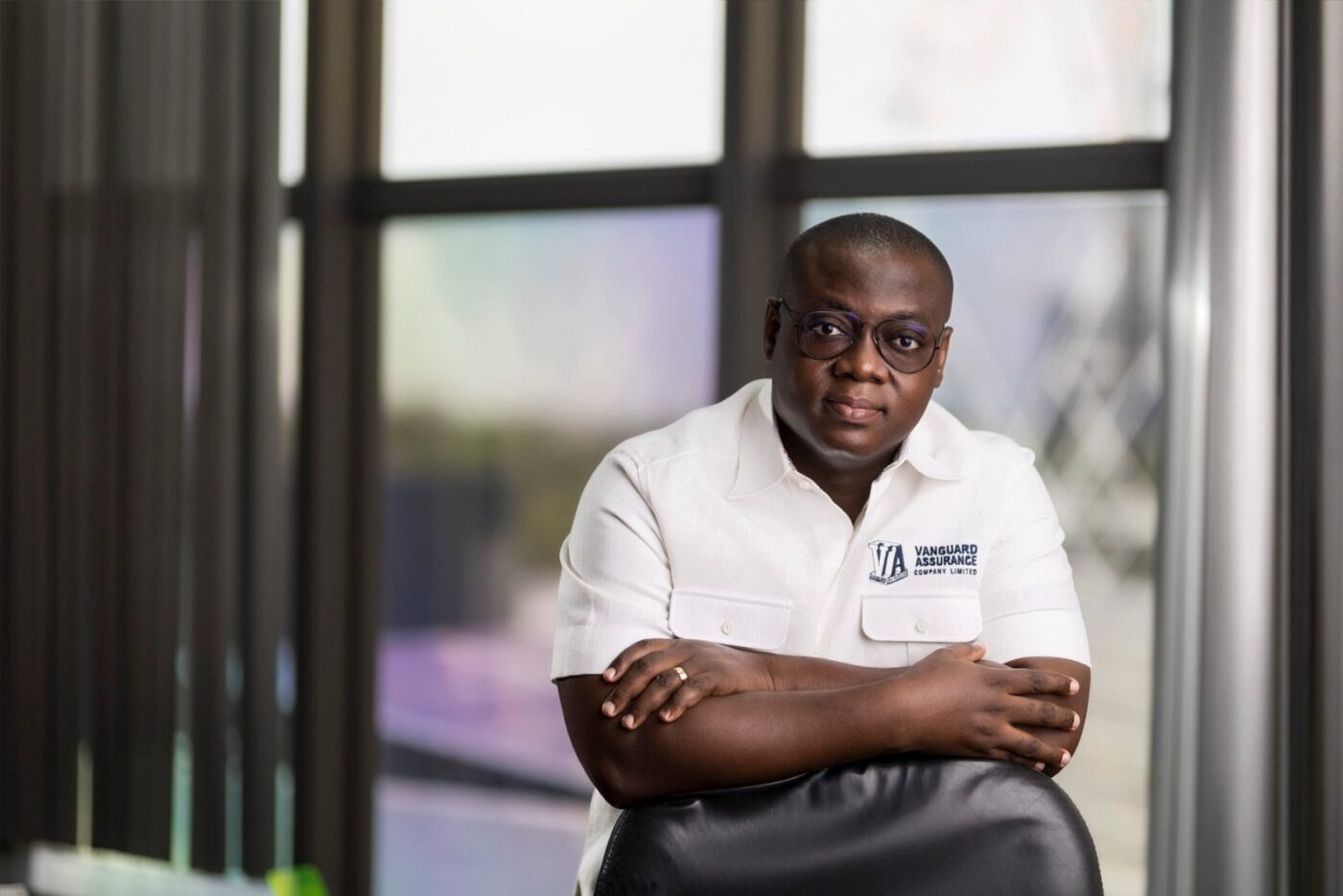 Hombre con camisa blanca de Vanguard Assurance Company Limited. Optimización IA en Liverpool: tiendas y Cedi, con modelos predictivos y robótica.