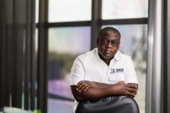 Hombre con camisa blanca de Vanguard Assurance Company Limited. Optimización IA en Liverpool: tiendas y Cedi, con modelos predictivos y robótica.