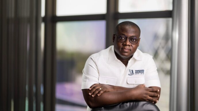 Hombre con camisa blanca de Vanguard Assurance Company Limited. Optimización IA en Liverpool: tiendas y Cedi, con modelos predictivos y robótica.