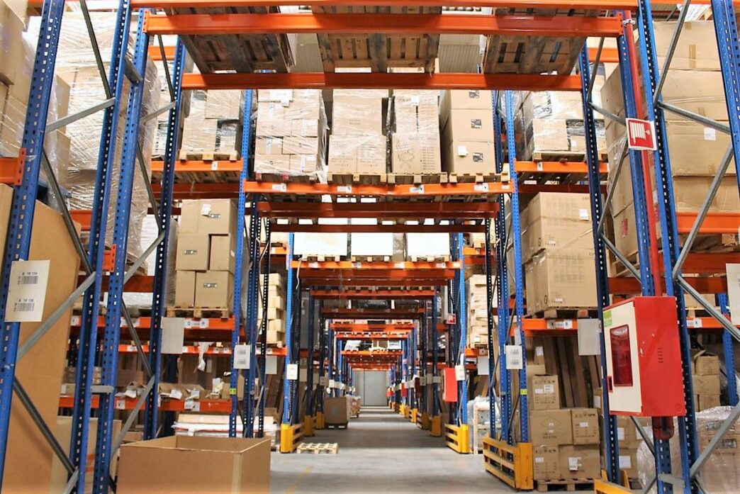 venue/architecture

Estanterías llenas de cajas en Sky Park, el nuevo parque industrial de GPPC. Inmobiliare Summits destaca el sector *real estate* en México.