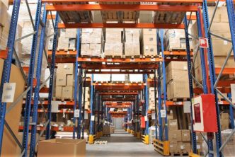 venue/architecture

Estanterías llenas de cajas en Sky Park, el nuevo parque industrial de GPPC. Inmobiliare Summits destaca el sector *real estate* en México.