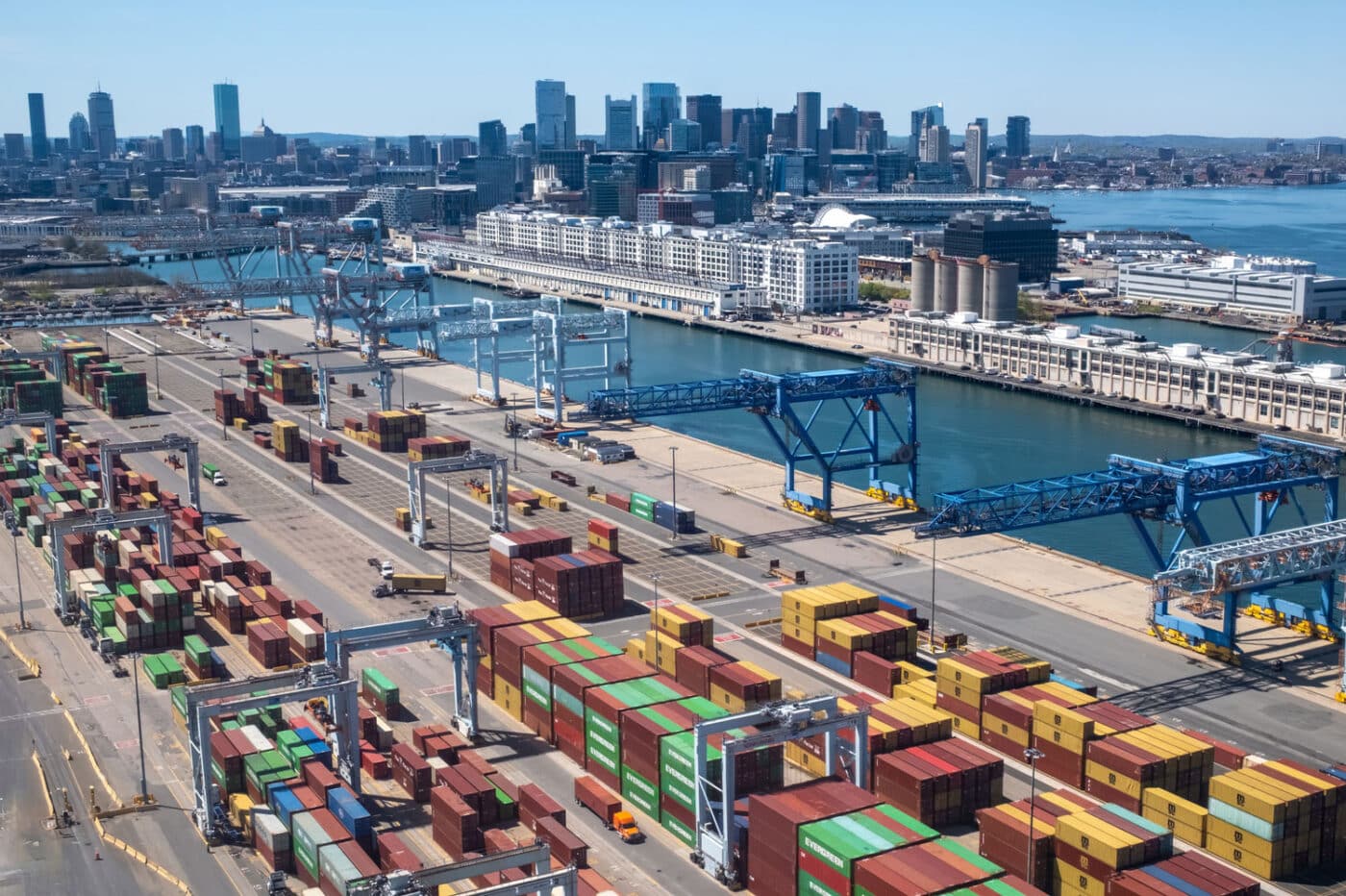 Venue/architecture.

Vista aérea del puerto de Boston, EE. UU., con contenedores. Logística sustentable en Inmobiliare Summits LATAM. Sector real estate.