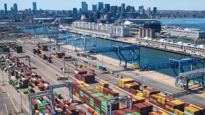 Venue/architecture.

Vista aérea del puerto de Boston, EE. UU., con contenedores. Logística sustentable en Inmobiliare Summits LATAM. Sector real estate.