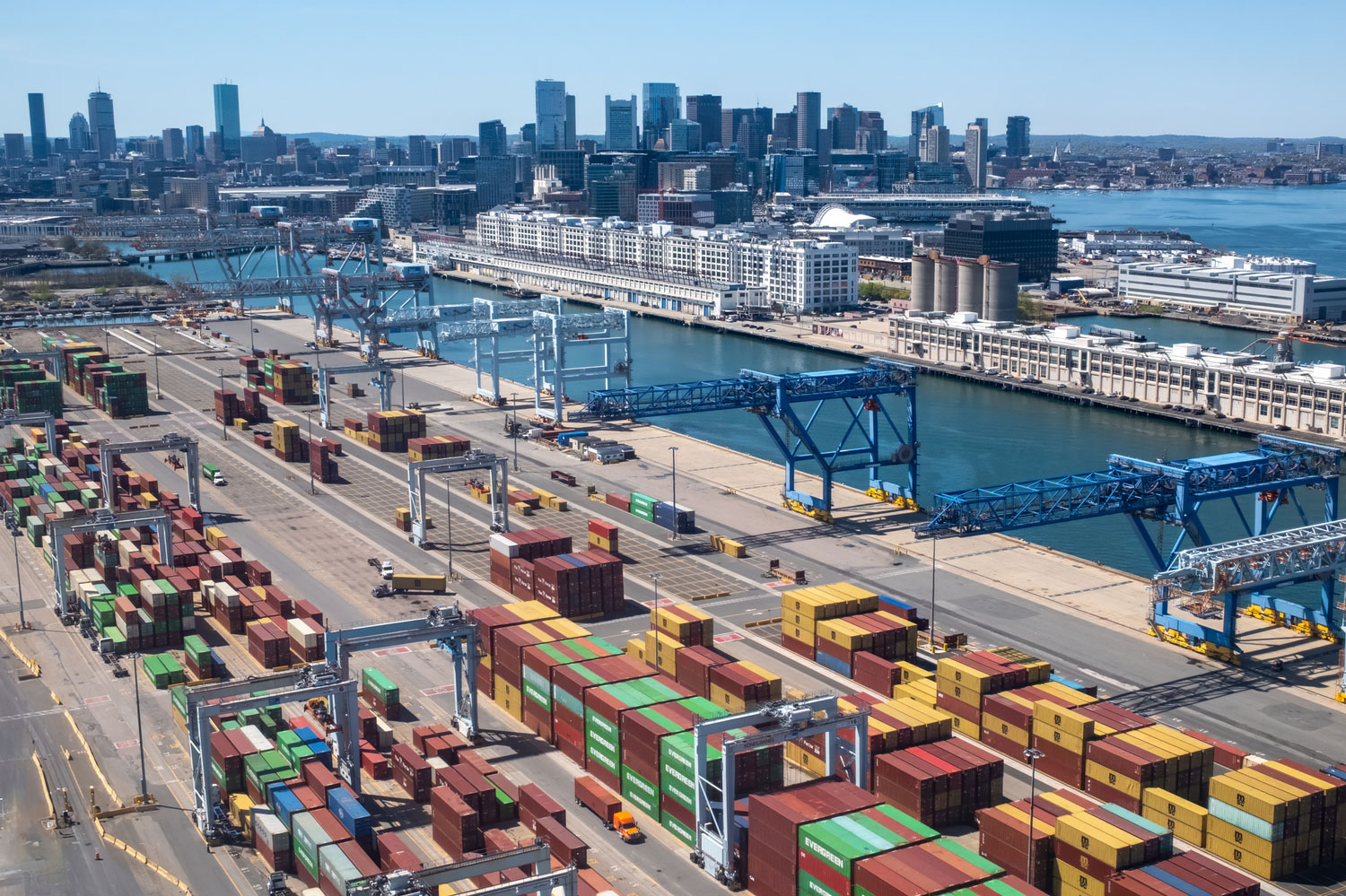 Venue/architecture.

Vista aérea del puerto de Boston, EE. UU., con contenedores. Logística sustentable en Inmobiliare Summits LATAM. Sector real estate.