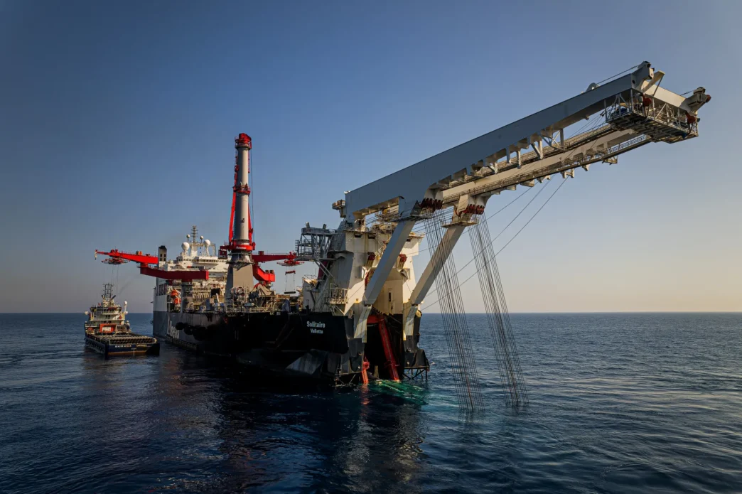 Gasoducto 'Solitaire' en alta mar, crucial para nearshoring. Barco especializado instala tuberías submarinas. Infraestructura energética esencial.