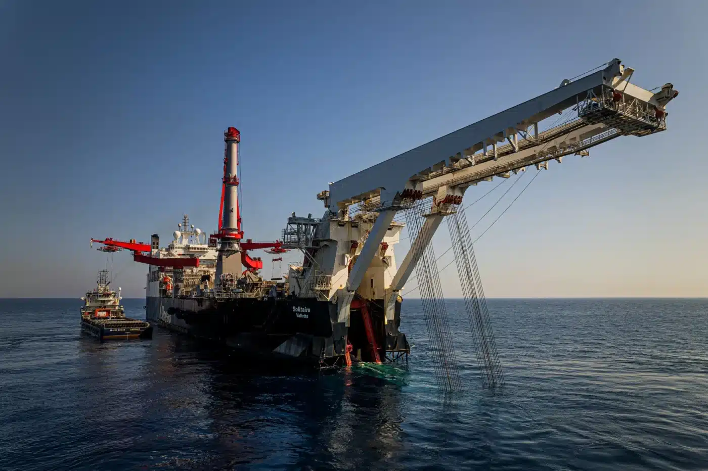 Gasoducto 'Solitaire' en alta mar, crucial para nearshoring. Barco especializado instala tuberías submarinas. Infraestructura energética esencial.
