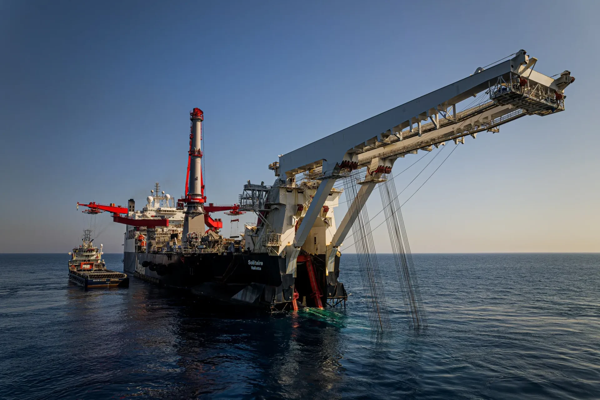 Gasoducto 'Solitaire' en alta mar, crucial para nearshoring. Barco especializado instala tuberías submarinas. Infraestructura energética esencial.
