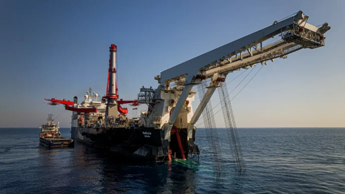 Gasoducto 'Solitaire' en alta mar, crucial para nearshoring. Barco especializado instala tuberías submarinas. Infraestructura energética esencial.